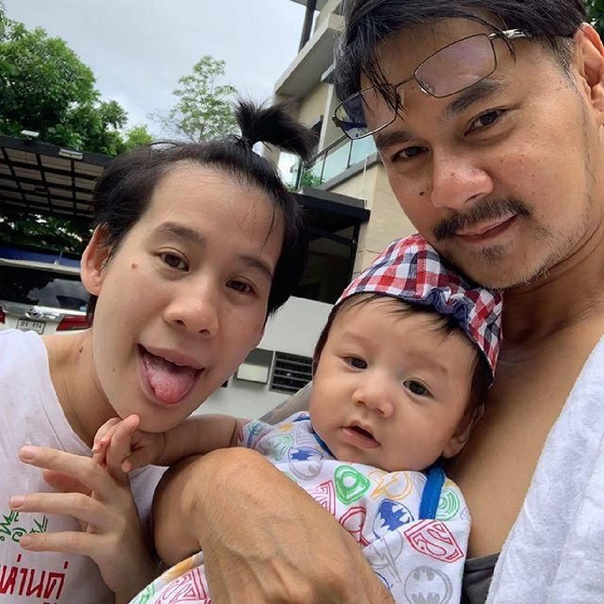 บุ้ง สะธี โพสต์หวานถึง เวฟ สาริน ในวันครบรอบแต่งงาน 2 ปี