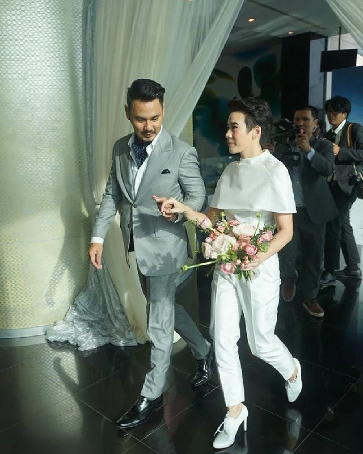 บุ้ง สะธี โพสต์หวานถึง เวฟ สาริน ในวันครบรอบแต่งงาน 2 ปี