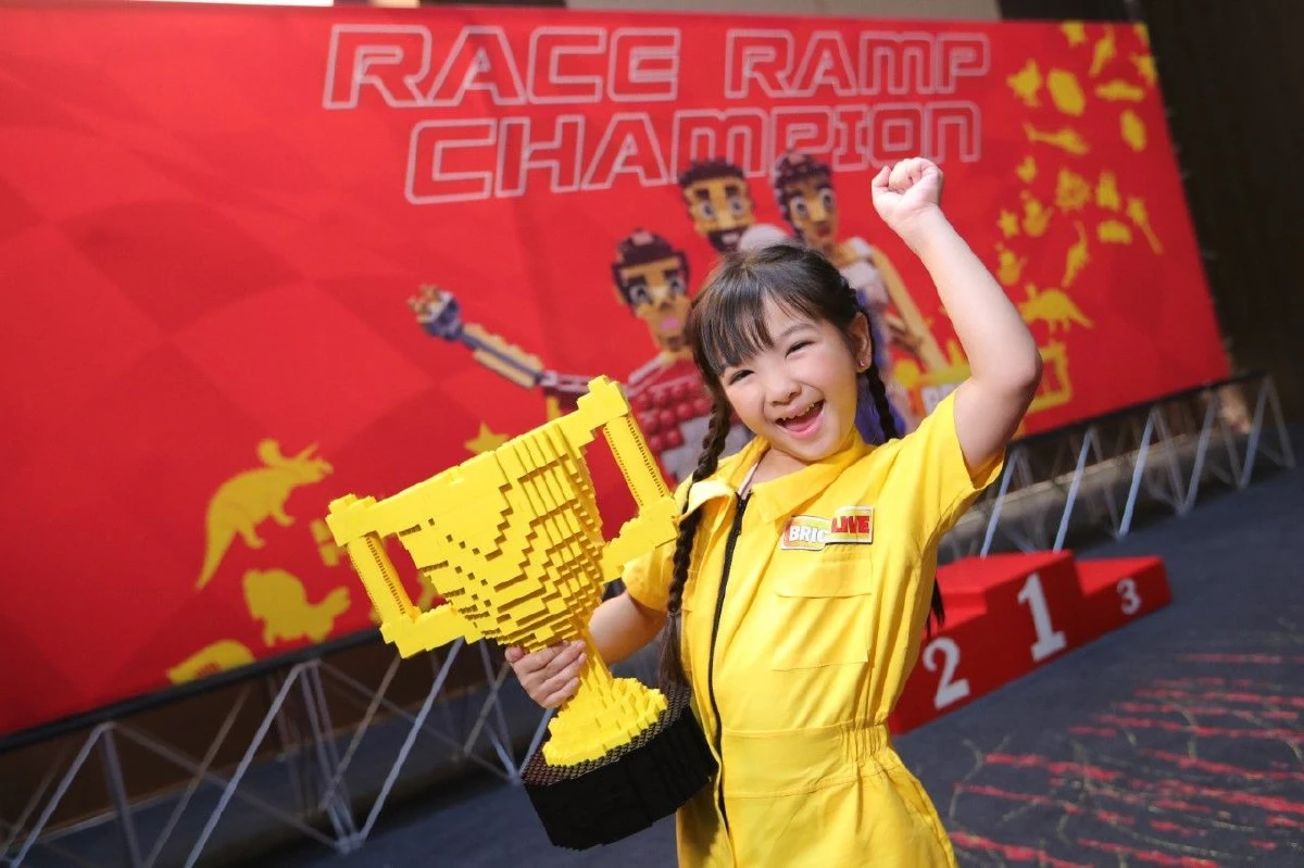 เหล่าครอบครัวเซเลบดารายกขบวนมาต่อเลโก้นับล้านชิ้นกันคึกคัก