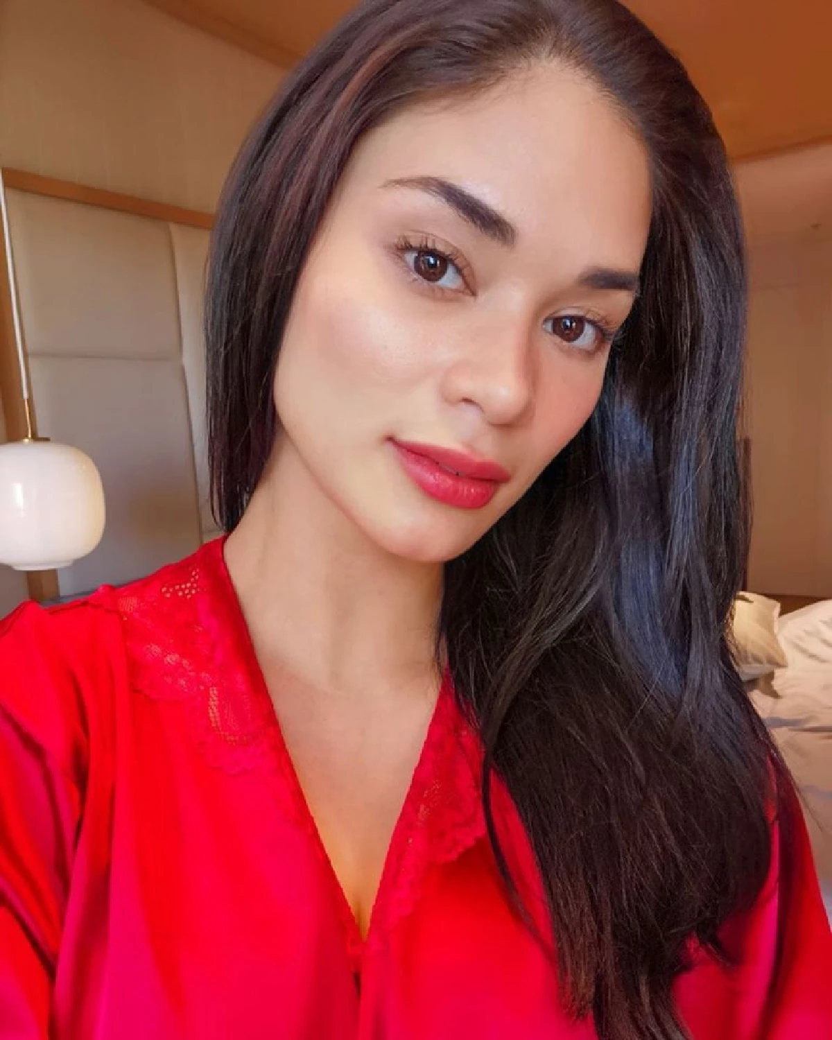 งดงามอ่อนน้อม! เปีย วุลซ์บัค มิสยูนิเวิร์ส 2015 สวมชุดนางรำเที่ยวเมืองไทย