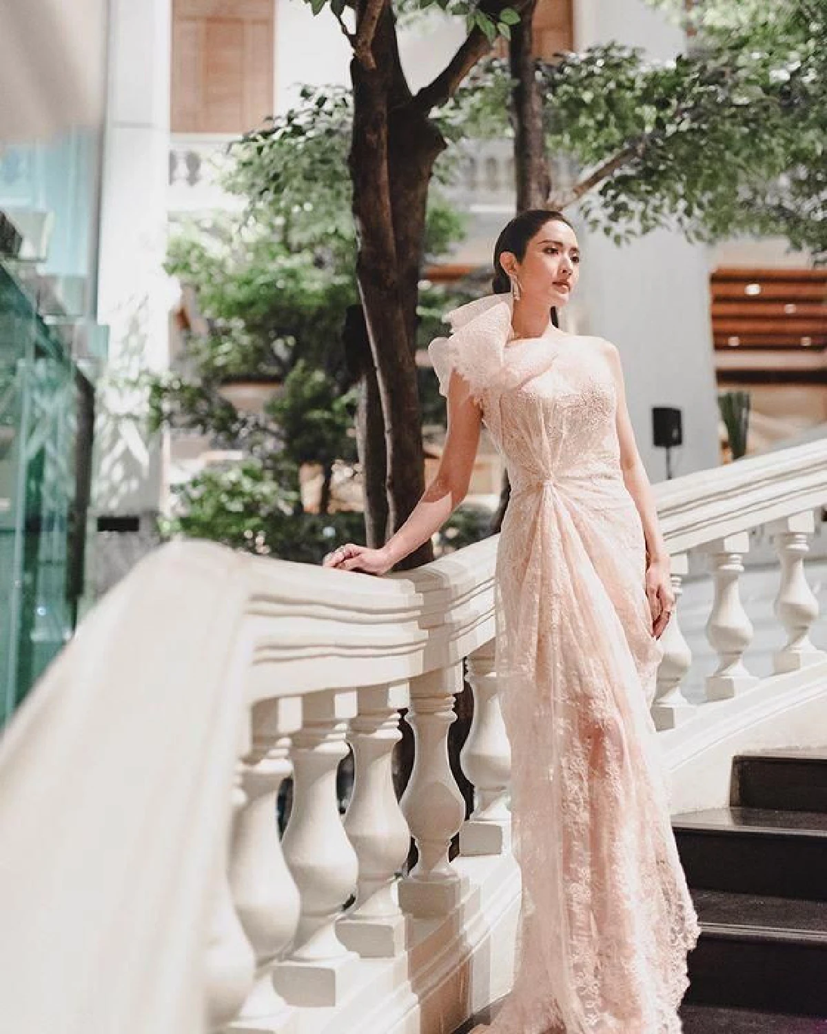 แอฟ ทักษอร อวดลุคสวยหวานละมุน ร่วมงานแต่งเพื่อนของ สงกรานต์