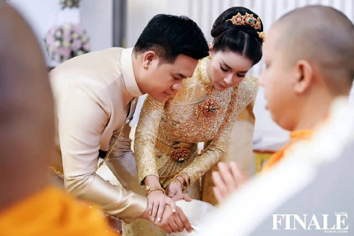 แต่งแล้วจ้า! ใหม่ สุคนธวา ควง ดีเจต้น สรพงษ์ เข้าพิธีแต่งงานชื่นมื่น