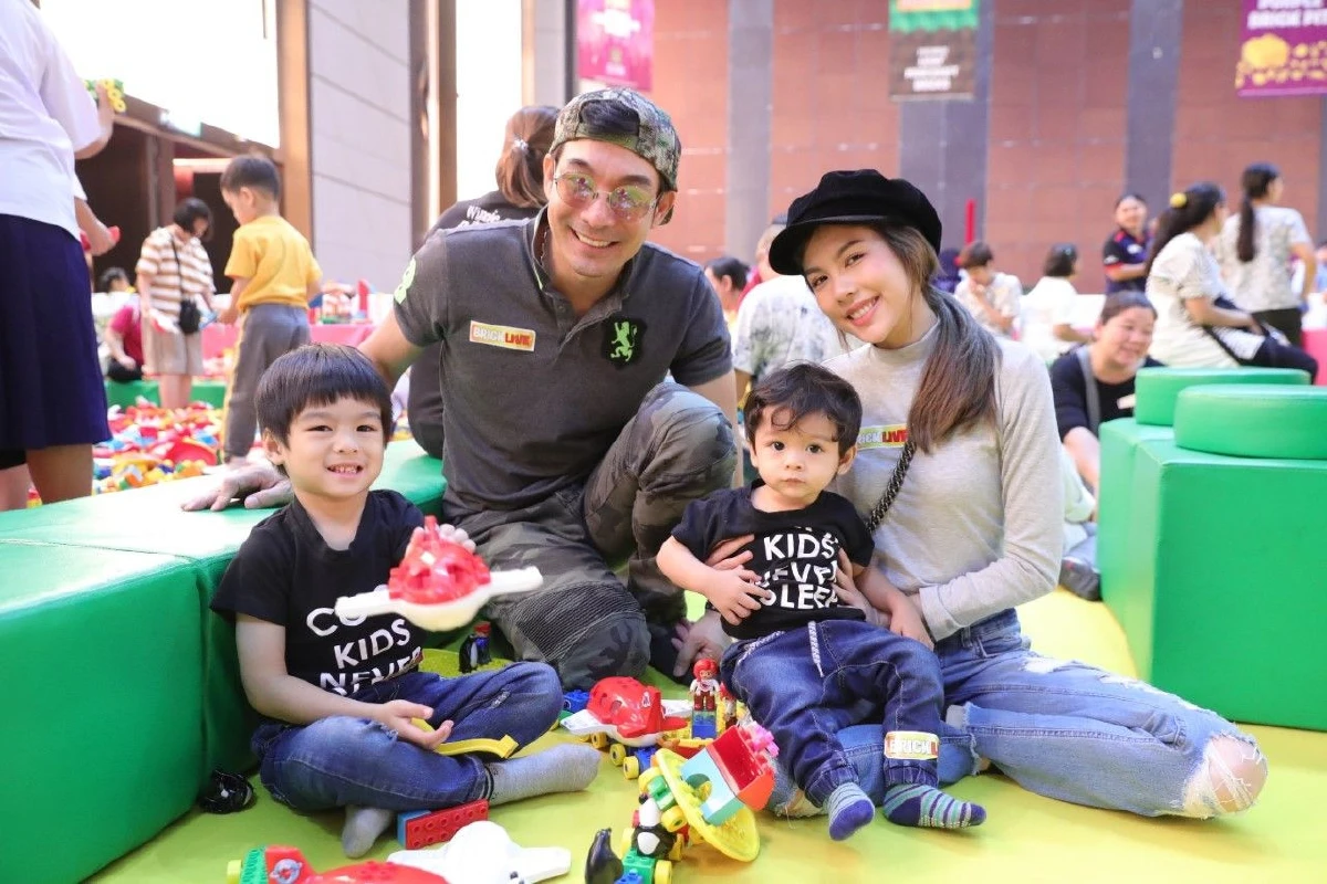 เหล่าครอบครัวเซเลบดารายกขบวนมาต่อเลโก้นับล้านชิ้นกันคึกคัก