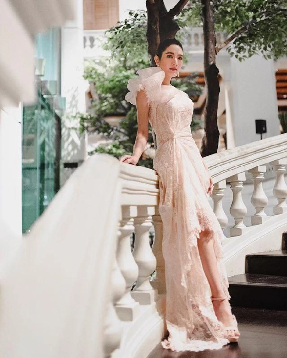 แอฟ ทักษอร อวดลุคสวยหวานละมุน ร่วมงานแต่งเพื่อนของ สงกรานต์