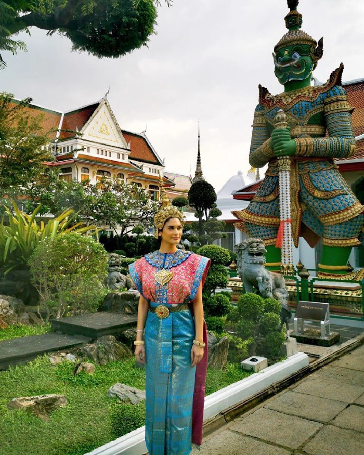 งดงามอ่อนน้อม! เปีย วุลซ์บัค มิสยูนิเวิร์ส 2015 สวมชุดนางรำเที่ยวเมืองไทย