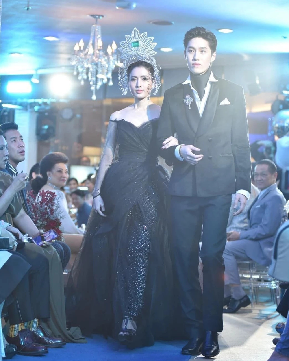 สวยแพงมากแม่! แอฟ ควง ต่อ เดินฟินาเล่โชว์มงกุฎเพชรหรูหรามูลค่า 200 ล้าน