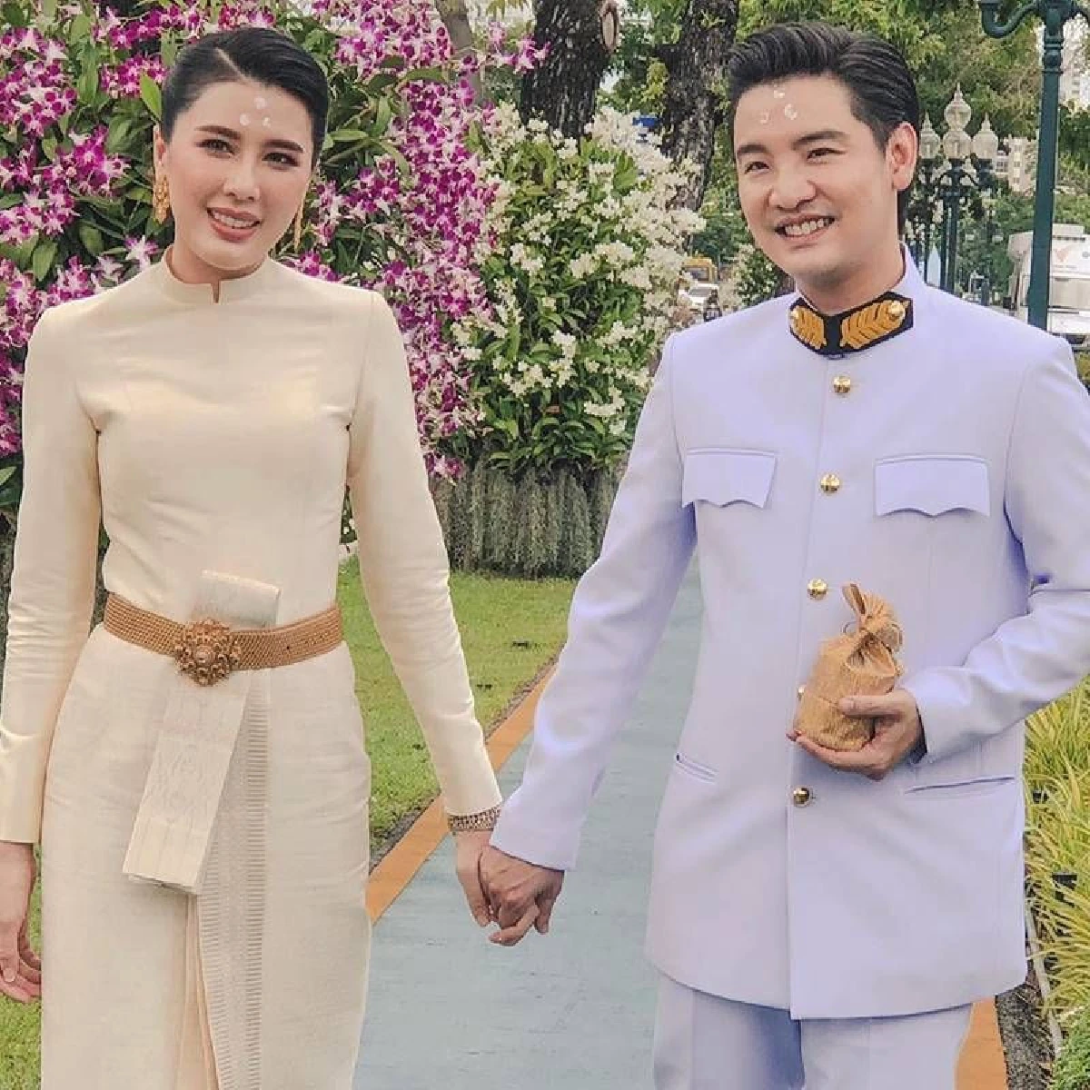 บี มาติกา ควง ไฮโซกร สักการะสมเด็จพระสังฆราช ก่อนเข้าพิธีแต่งงาน ธ.ค.นี้