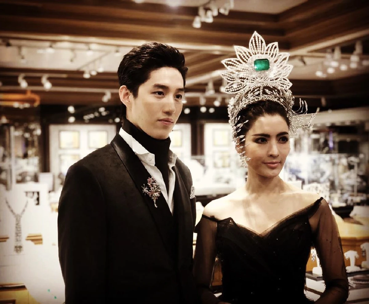 สวยแพงมากแม่! แอฟ ควง ต่อ เดินฟินาเล่โชว์มงกุฎเพชรหรูหรามูลค่า 200 ล้าน