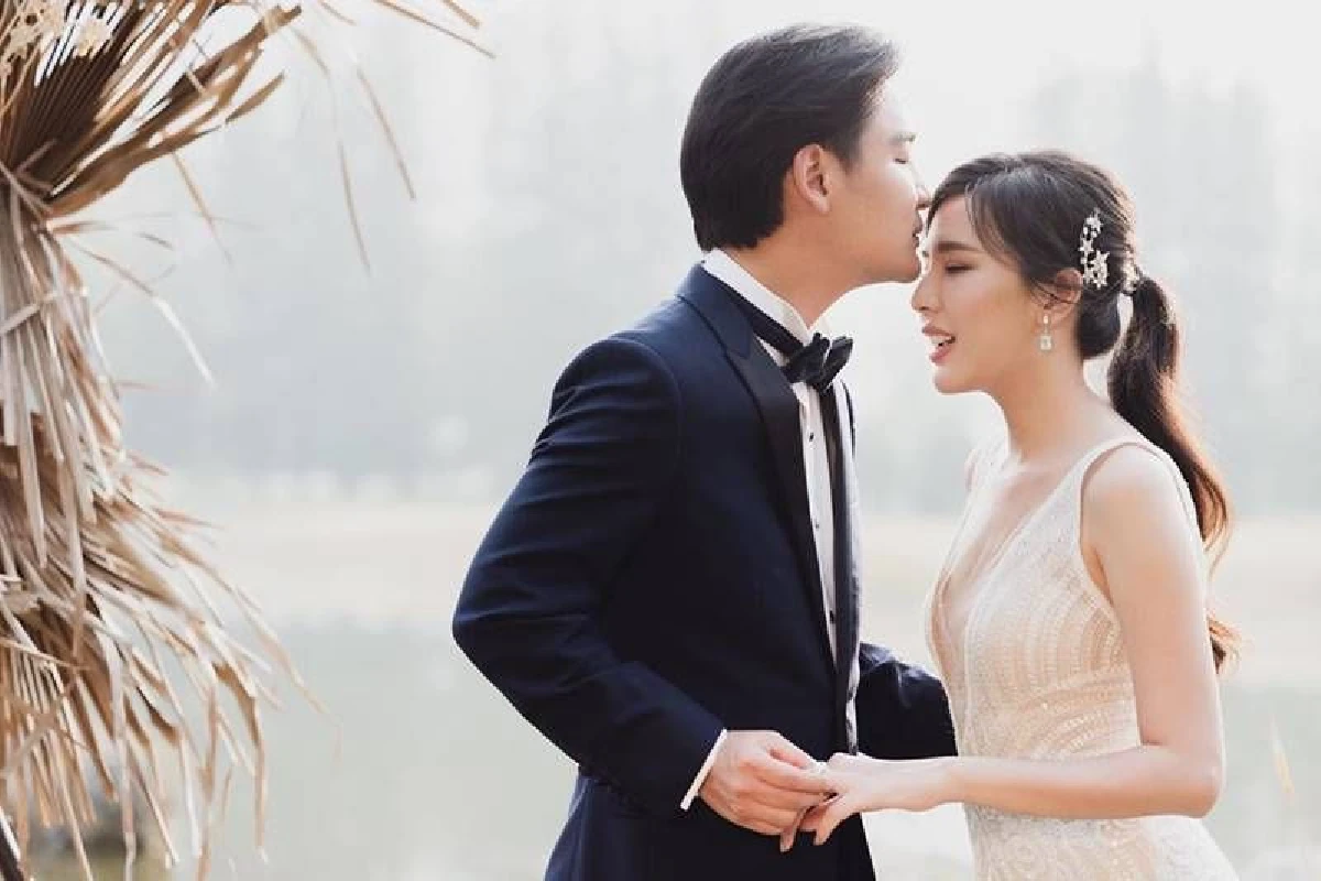 บี มาติกา ควง ไฮโซกร สักการะสมเด็จพระสังฆราช ก่อนเข้าพิธีแต่งงาน ธ.ค.นี้