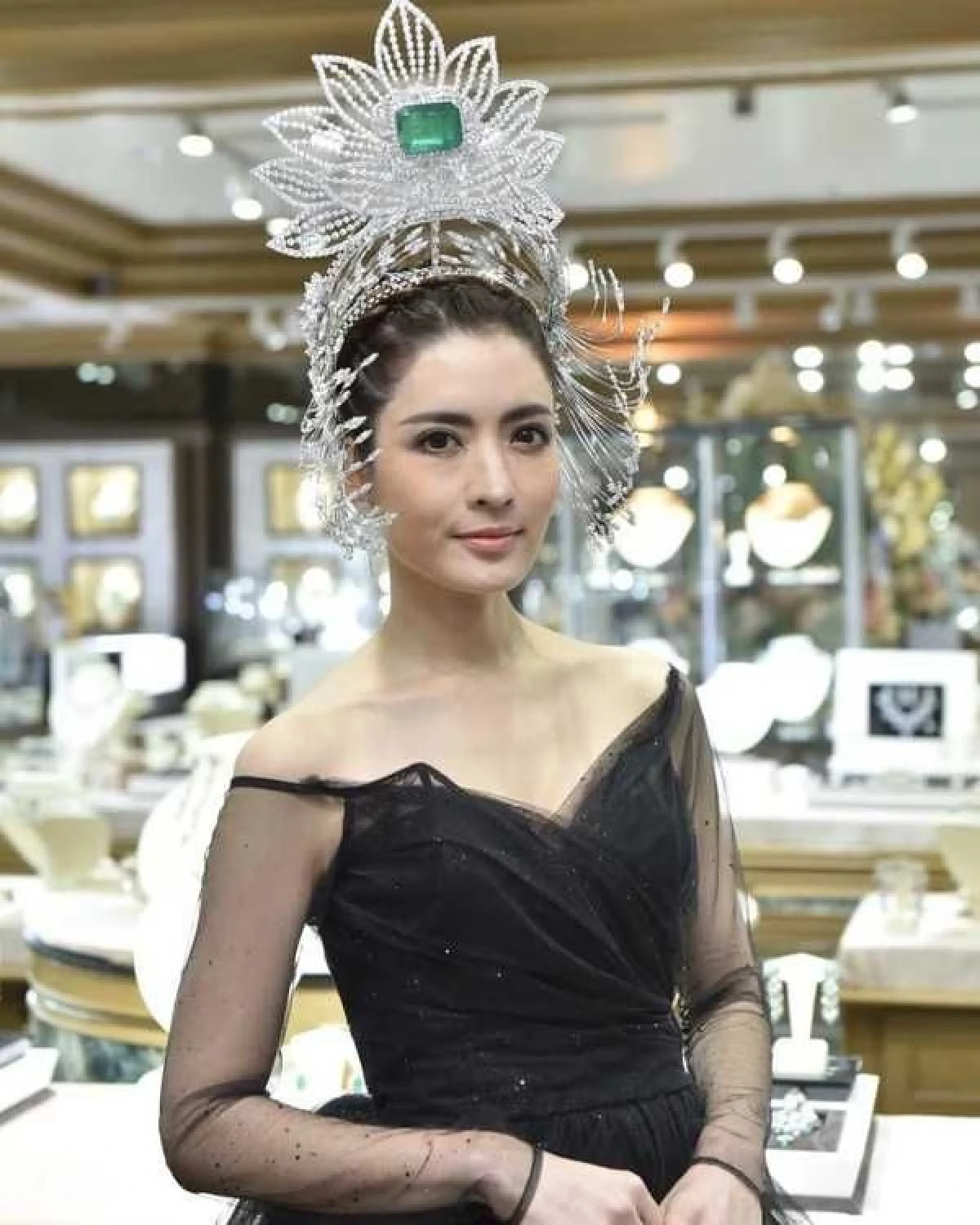 สวยแพงมากแม่! แอฟ ควง ต่อ เดินฟินาเล่โชว์มงกุฎเพชรหรูหรามูลค่า 200 ล้าน