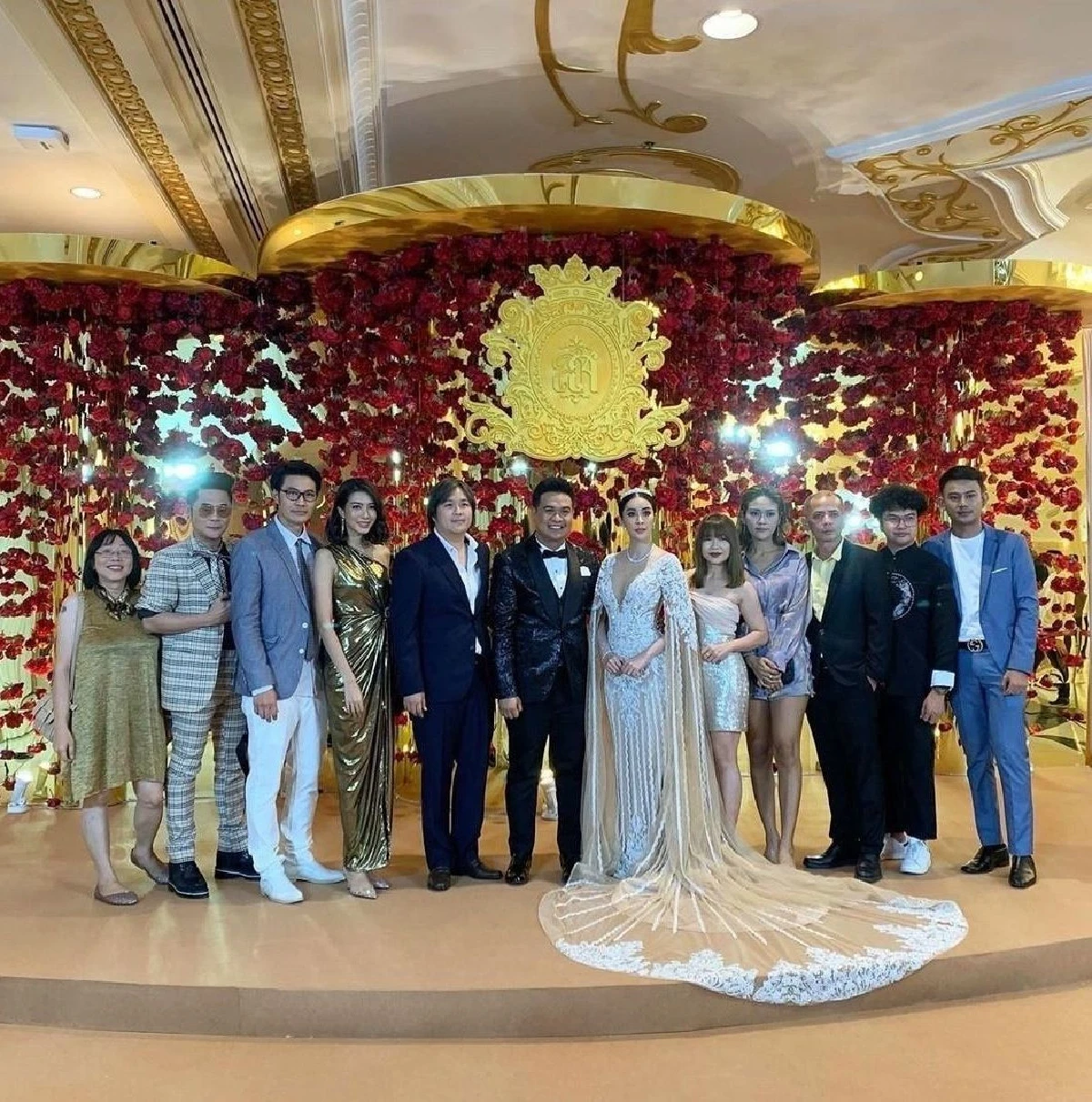 ใหม่ สุคนธวา ควงเจ้าบ่าวเต้นรำสุดโรแมนติก ดั่งโฉมงามกับเจ้าชายอสูร (คลิป)