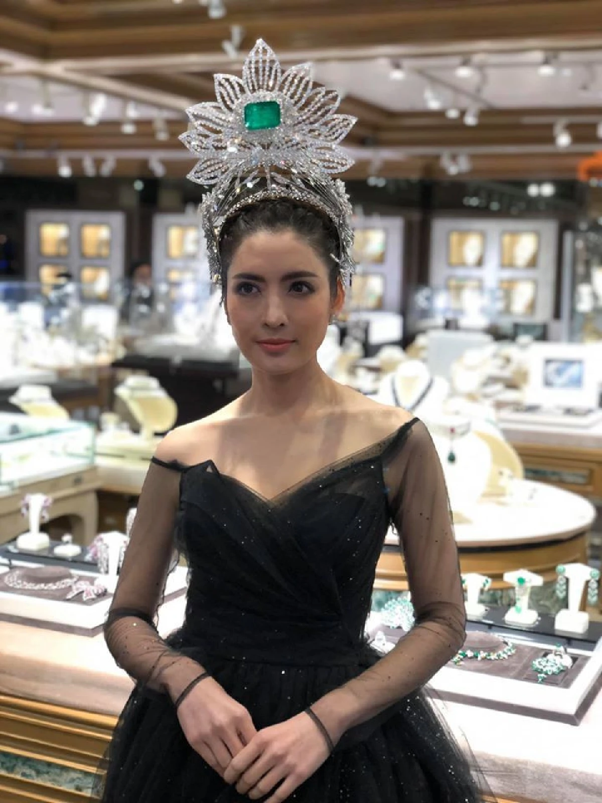 สวยแพงมากแม่! แอฟ ควง ต่อ เดินฟินาเล่โชว์มงกุฎเพชรหรูหรามูลค่า 200 ล้าน