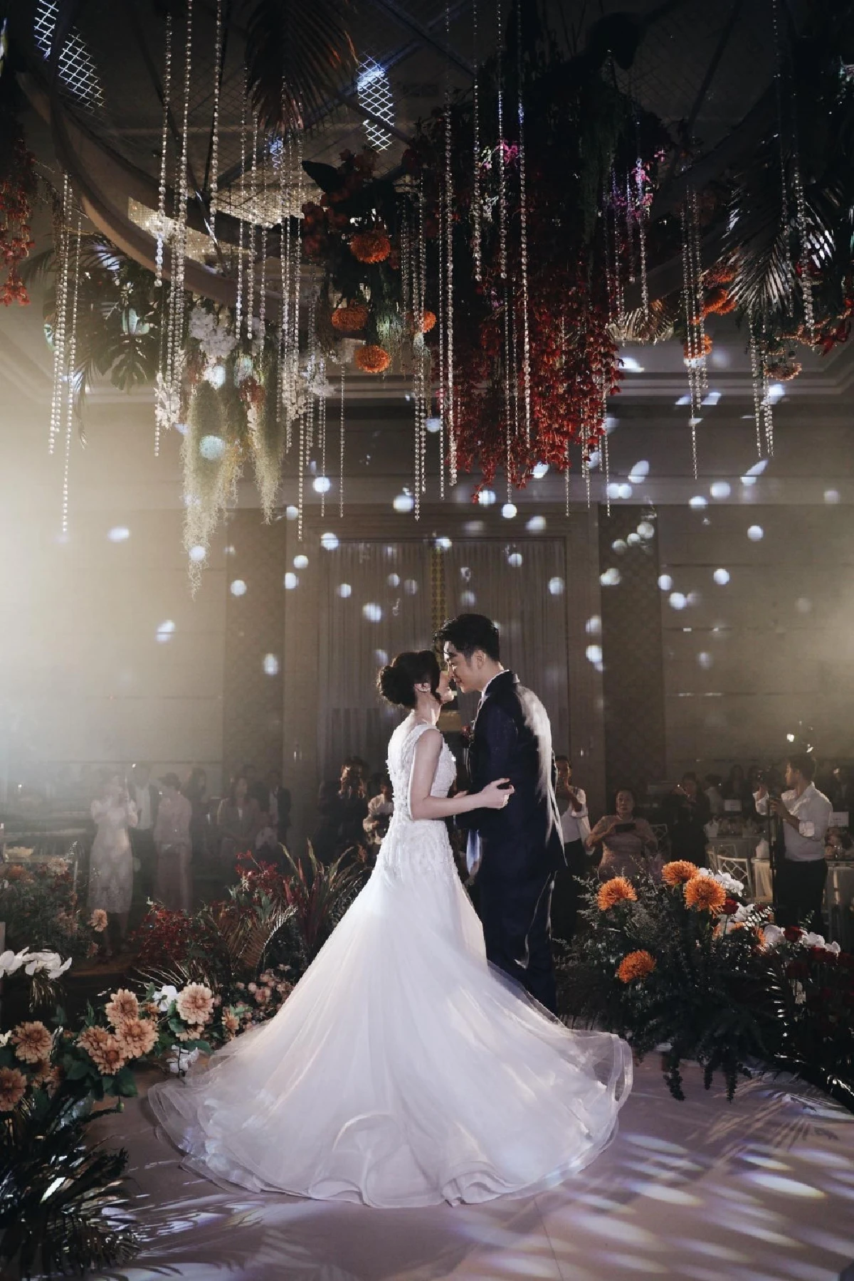 เก็บตกภาพงานฉลองแต่ง หนึ่ง อีทีซี สวยอลังการท่ามกลางเพื่อนดาราร่วมยินดี