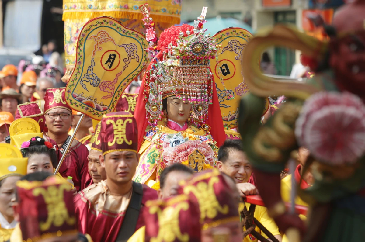 ประชาชนทั่วเยาวราชแห่กราบไหว้องค์เจ้าแม่ทับทิมอายุกว่าพันปี