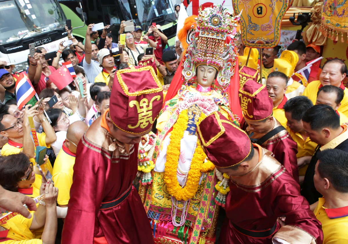 ประชาชนทั่วเยาวราชแห่กราบไหว้องค์เจ้าแม่ทับทิมอายุกว่าพันปี
