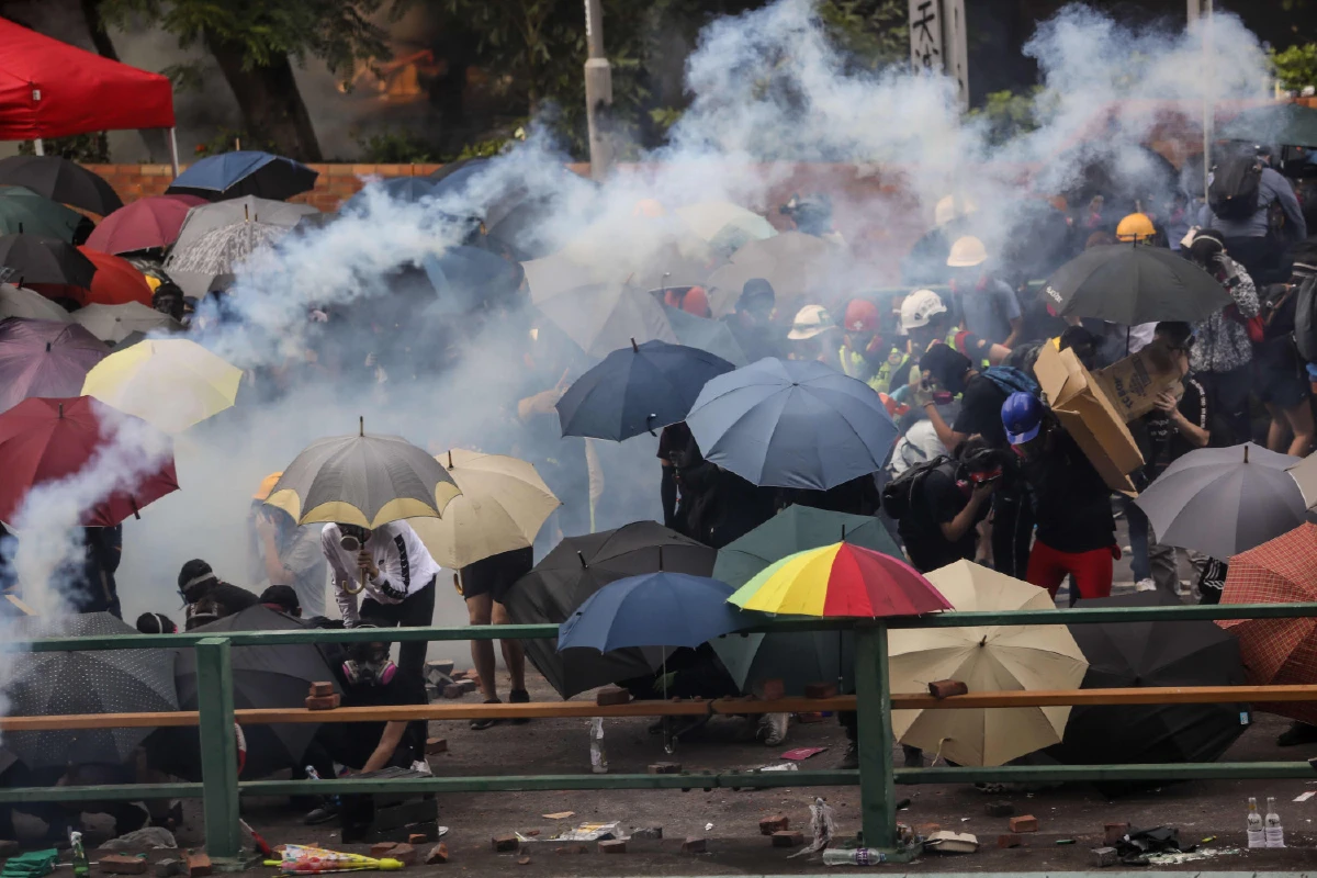 ปิดประตูตีม็อบ ล้อมปราบผู้ก่อจลาจลยึดมหาลัยฮ่องกง