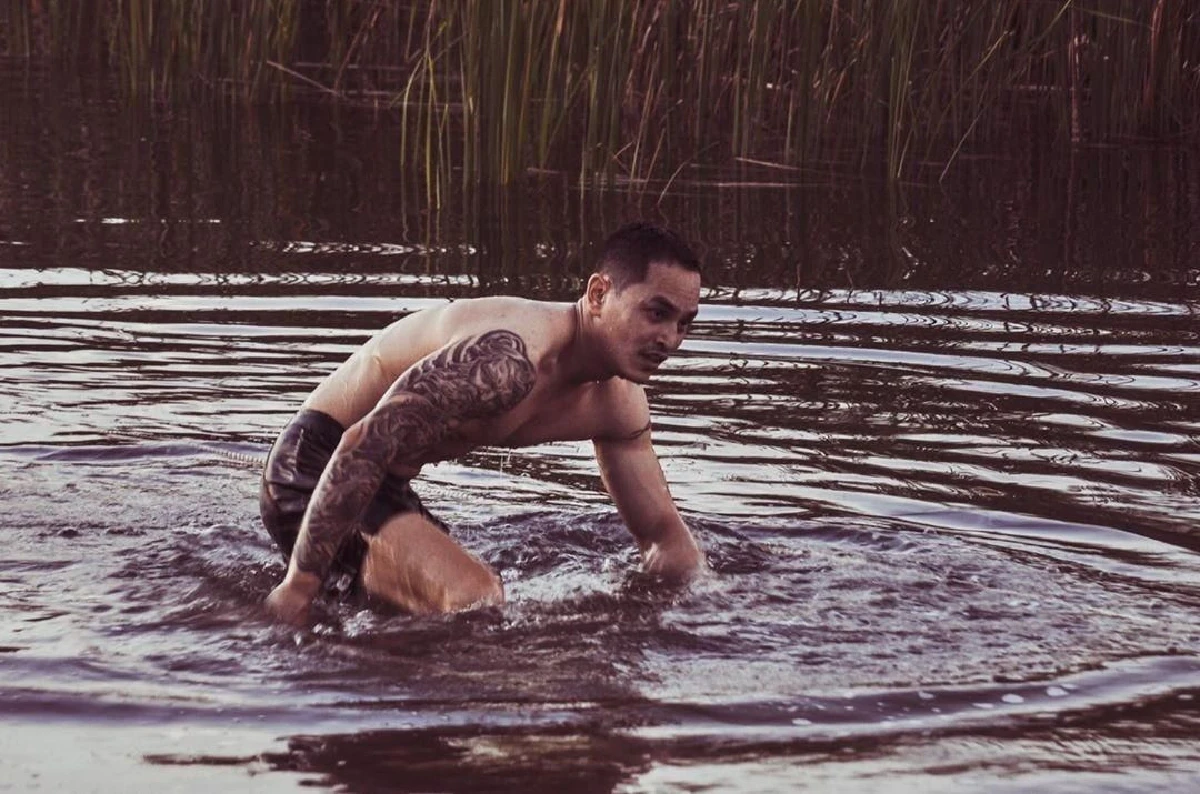 ทำงานหนักไปนิด! "สงกรานต์" เดินตกช่องบันได ได้รอยแดงช้ำเลือดขนาดใหญ่ข้างลำตัว