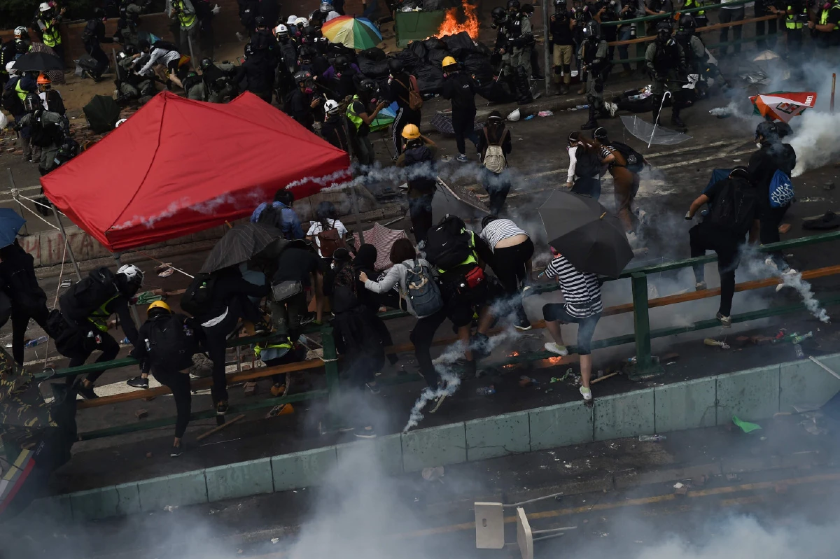 ปิดประตูตีม็อบ ล้อมปราบผู้ก่อจลาจลยึดมหาลัยฮ่องกง