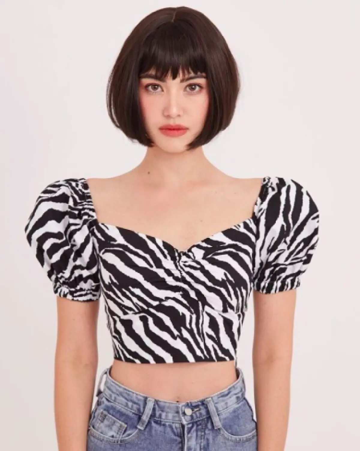 เริ่ดทุกลุค! “ใหม่ ดาวิกา” กับทรงผมสั้นแบบเก๋ๆ ในชุดสุดชิคลายสัตว์