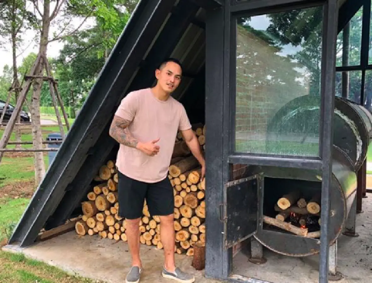 ทำงานหนักไปนิด! "สงกรานต์" เดินตกช่องบันได ได้รอยแดงช้ำเลือดขนาดใหญ่ข้างลำตัว