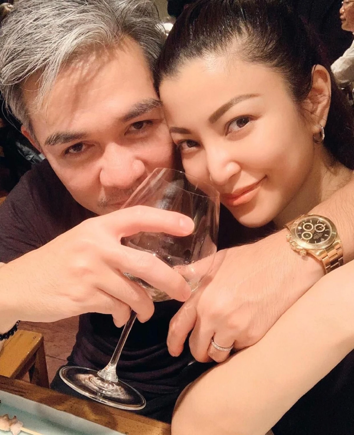 ความหวานไม่มีถดถอย! “เอมมี่” โชว์ท่าจูบสามี “เจมส์” แบบแซ่บๆ แฟนๆ แซวไม่รู้จะได้เบบี๋เพิ่มไหม