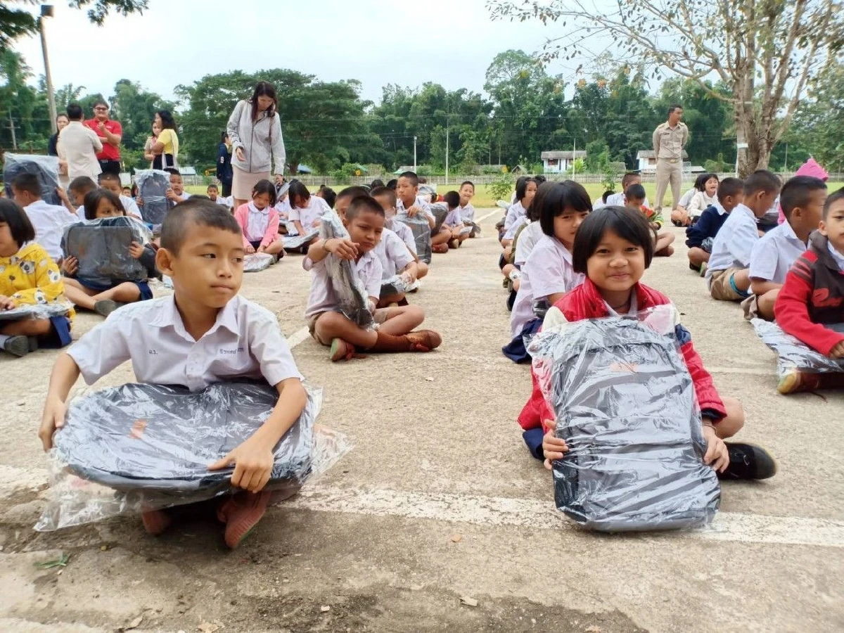 กสิกรไทยไม่หยุดทำดี มอบอุปกรณ์การเรียนการสอนให้กับครูและนักเรียน อ.อุ้มผาง จ.ตาก