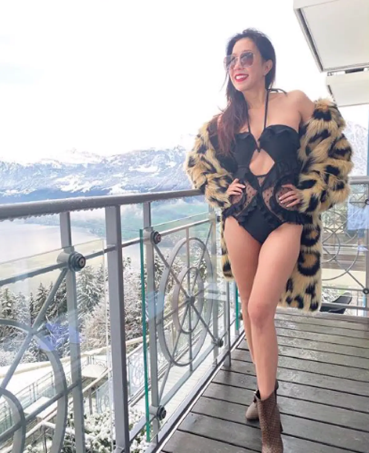 48 ยังแซ่บขนาดนี้!! “เอิ๊ก พรหมพร” นุ่งชุดว่ายน้ำสุดแซ่บท้าหิมะที่สวิสเซอร์แลนด์