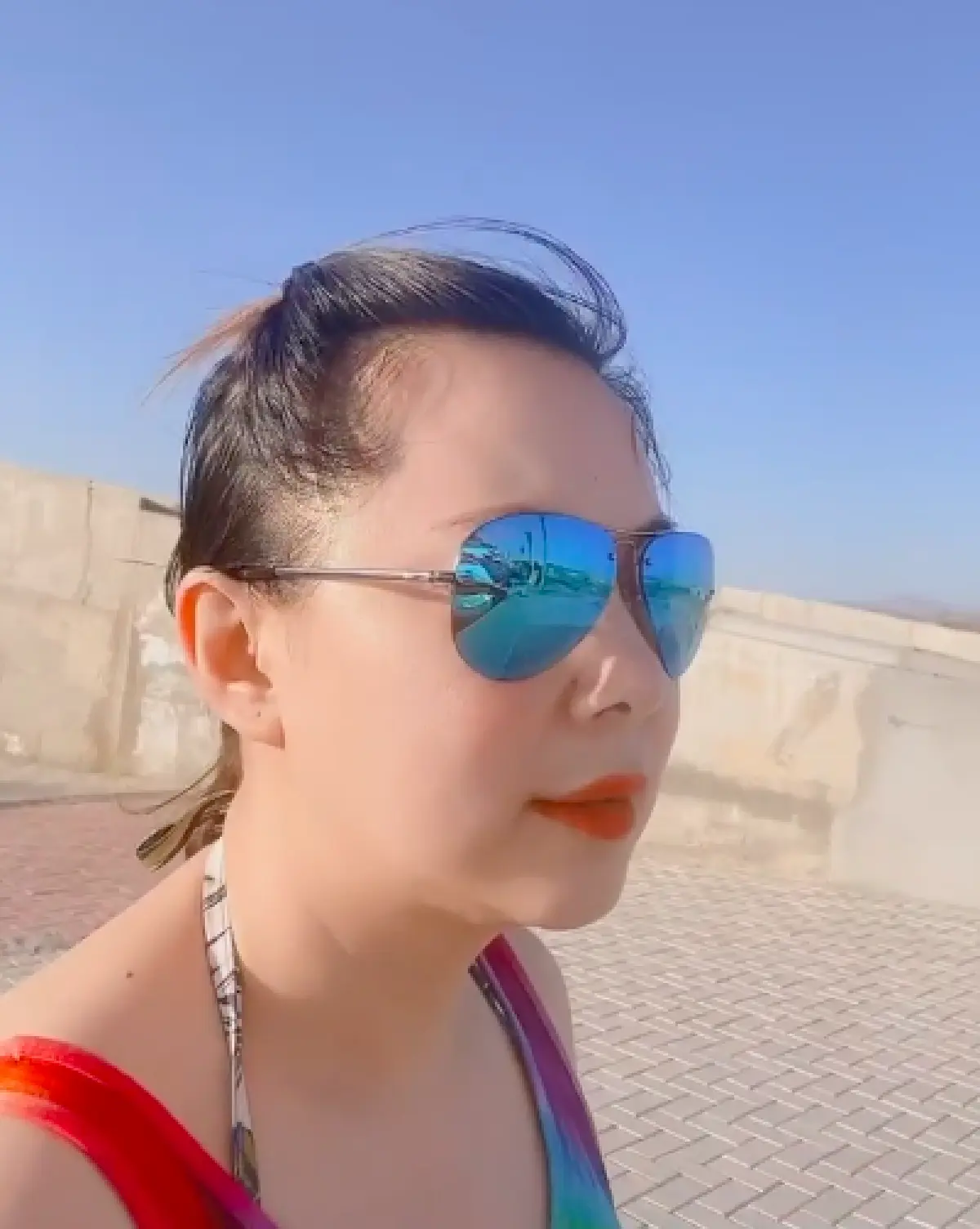 "บุ๋ม ปนัดดา” หุ่นยังเป๊ะ! เพิ่มความร้อนแรงในชุดว่ายน้ำสีแดง โพสท่าฉีกขาสุดแซ่บ