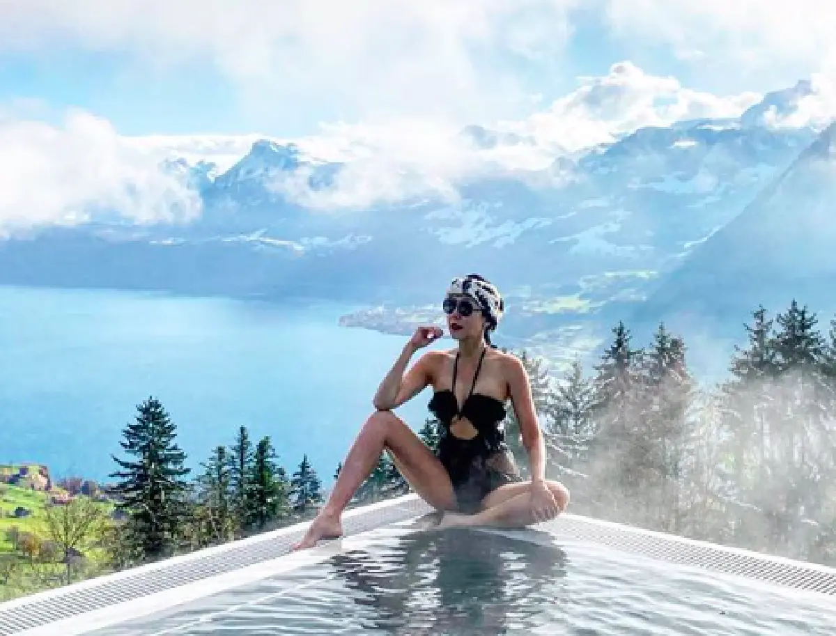 48 ยังแซ่บขนาดนี้!! “เอิ๊ก พรหมพร” นุ่งชุดว่ายน้ำสุดแซ่บท้าหิมะที่สวิสเซอร์แลนด์