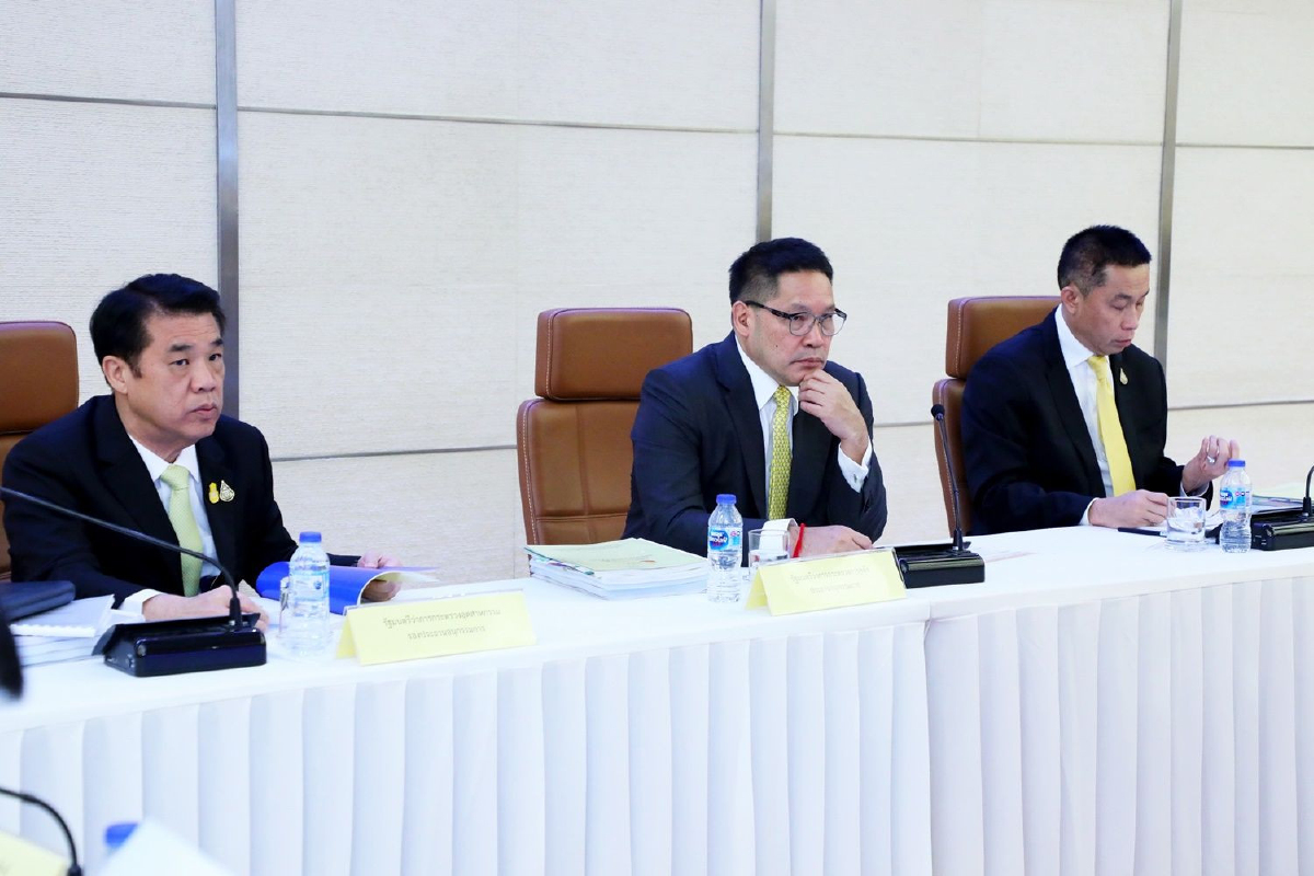คณะกรรมการอีอีซีชุดเล็กเร่งคืนที่สร้างรถไฟฟ้าเร็วสูง คณะกรรมการอีอีซีชุดเล็กเร่งคืนที่สร้างรถไฟฟ้าเร็วสูง