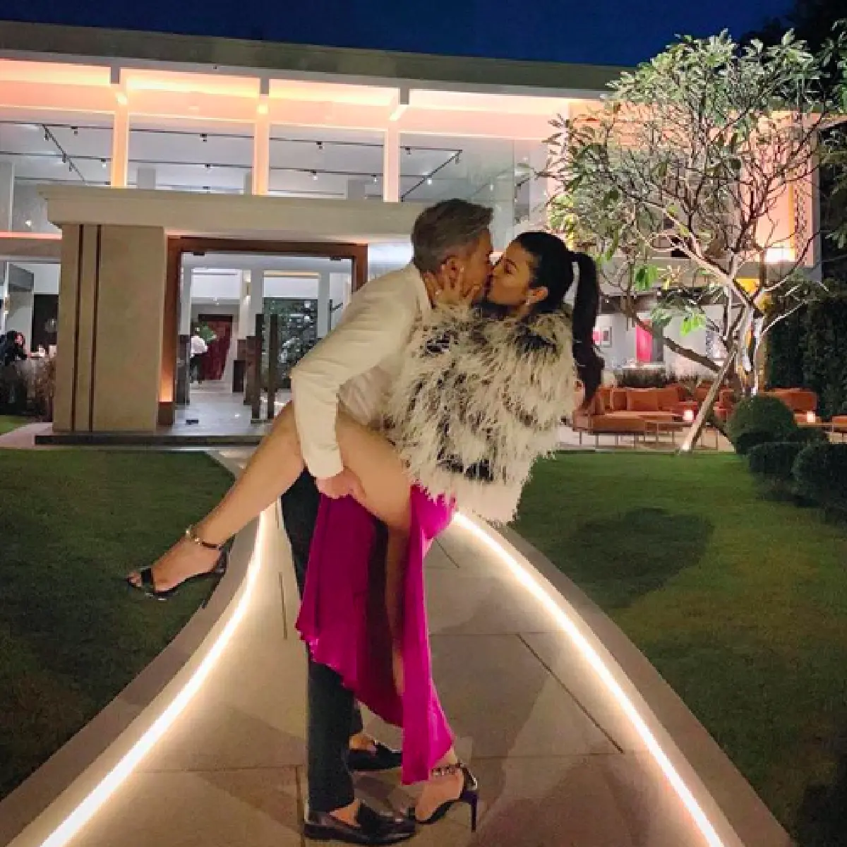 ความหวานไม่มีถดถอย! “เอมมี่” โชว์ท่าจูบสามี “เจมส์” แบบแซ่บๆ แฟนๆ แซวไม่รู้จะได้เบบี๋เพิ่มไหม