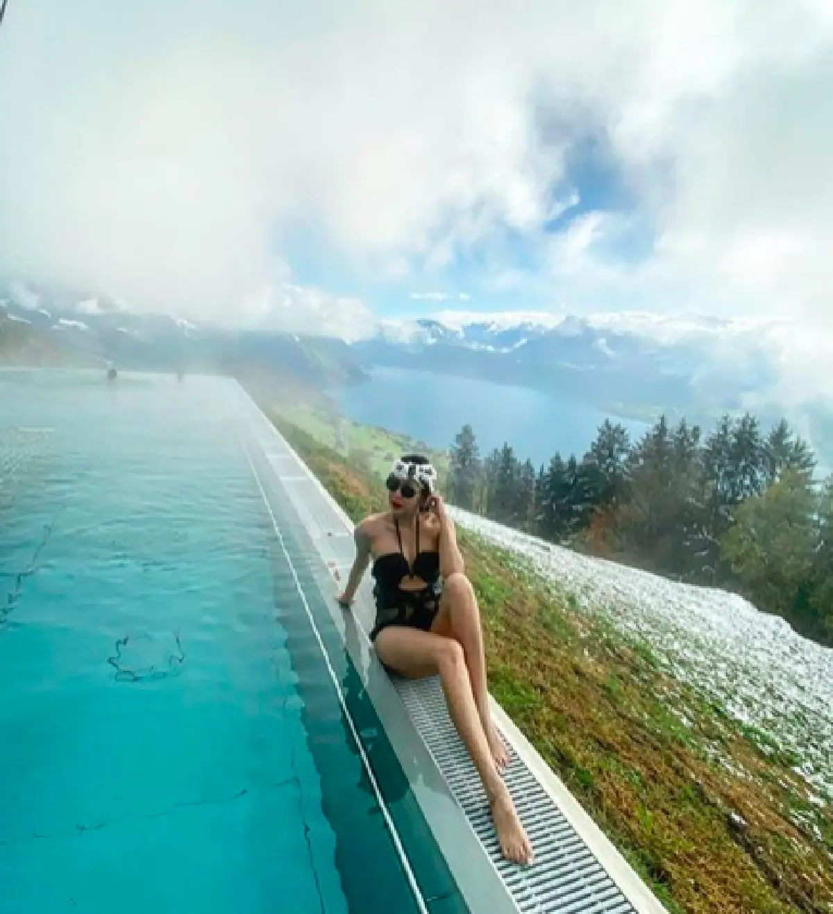 48 ยังแซ่บขนาดนี้!! “เอิ๊ก พรหมพร” นุ่งชุดว่ายน้ำสุดแซ่บท้าหิมะที่สวิสเซอร์แลนด์