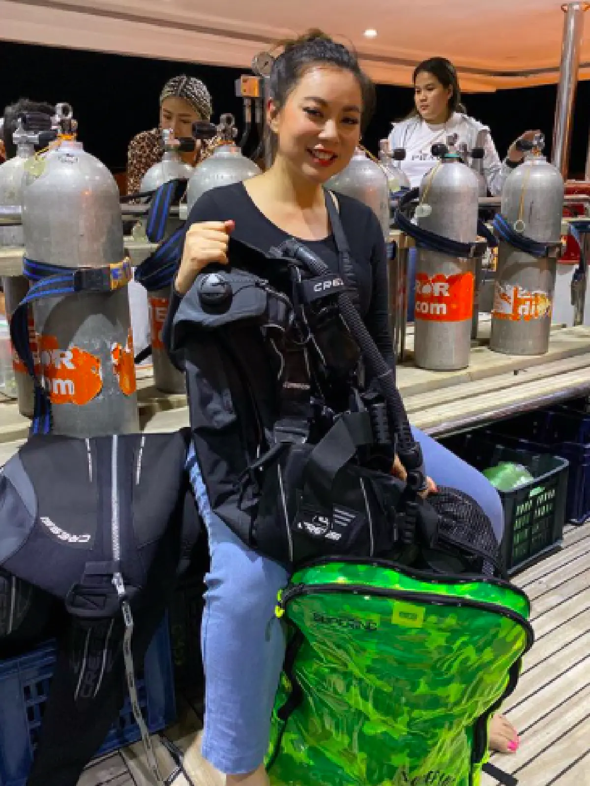 "บุ๋ม ปนัดดา” หุ่นยังเป๊ะ! เพิ่มความร้อนแรงในชุดว่ายน้ำสีแดง โพสท่าฉีกขาสุดแซ่บ