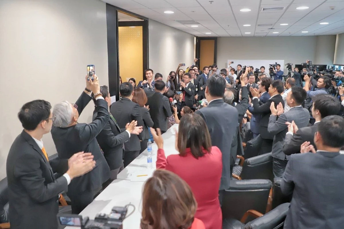 "ธนาธร"ลั่นมั่นใจในความบริสุทธิ์ ปลุกสมาชิกพรรคทำผลงานให้ปรากฏ