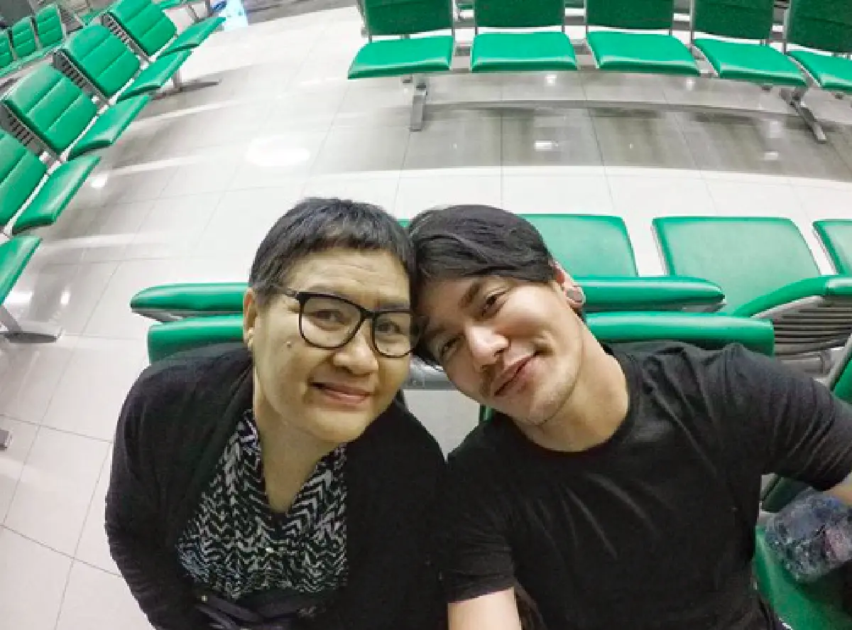 “อ๊อฟ ปองศักดิ์” ของขึ้น! กำลังให้สัมภาษณ์ความรู้สึกหลังเสียคุณแม่ ถูกชาวเน็ตบอกเศร้าก็ให้ตามแม่ไป