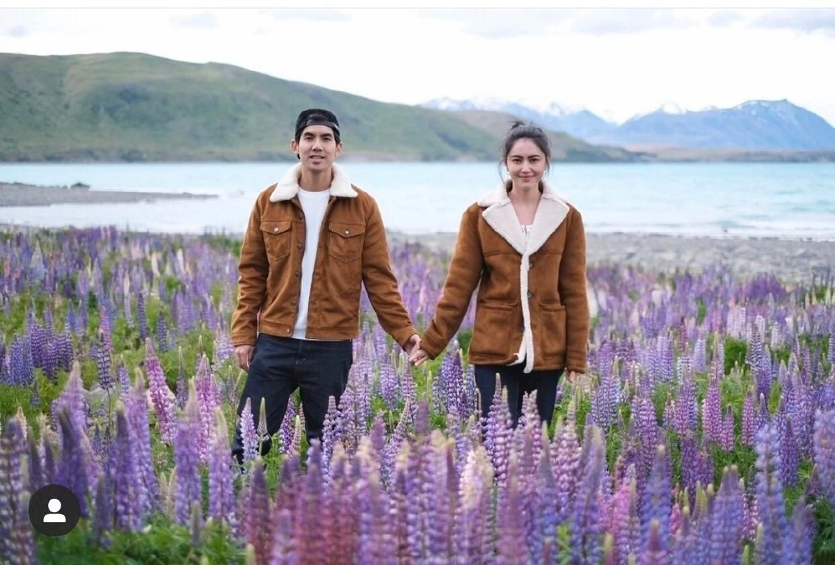 สวีทจัดหนัก! ใหม่-เต๋อ ควงคู่โชว์ความหวานฉ่ำกลางทุ่งดอกไม้