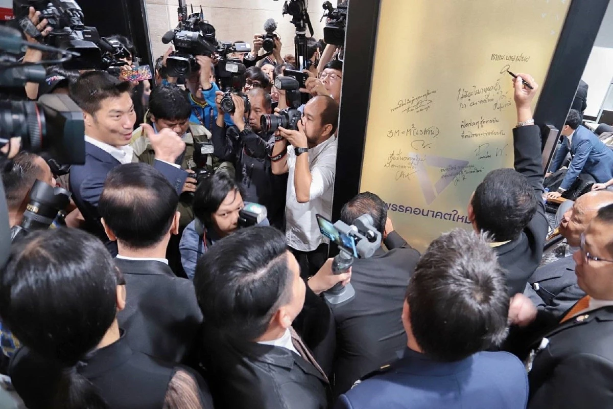 "ธนาธร"ลั่นมั่นใจในความบริสุทธิ์ ปลุกสมาชิกพรรคทำผลงานให้ปรากฏ