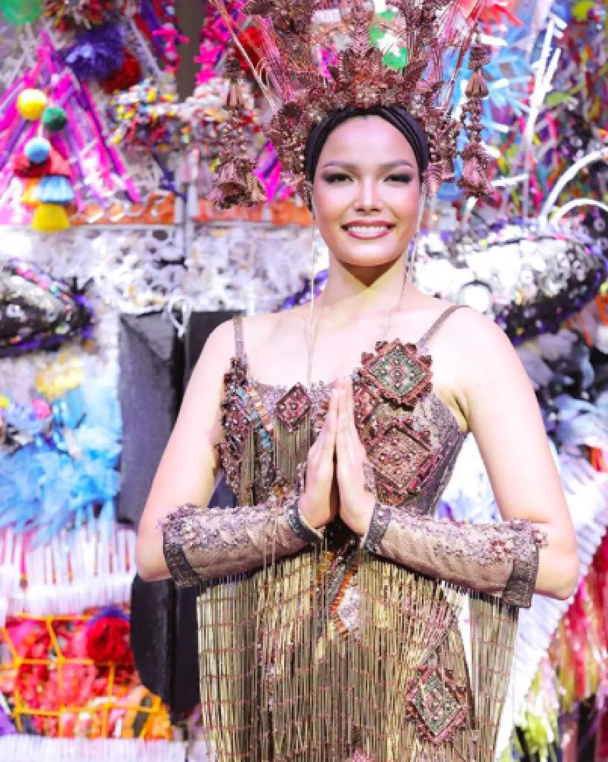 "ฟ้าใส” เผยโฉมชุดประจำชาติ "ผีตาโขน” ผลิตจากวัสดุรีไซเคิล เตรียมคว้ามงนางงามจักรวาล 2019