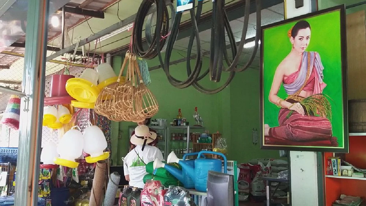 ฮือฮาภาพ"พระแม่เบลล่า"ถือรวงข้าวปลุกเสกแขวนหน้าร้านค้าขายรุ่งเรือง