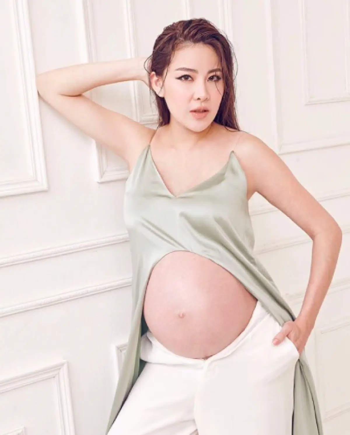 แม่แซ่บมาก! "แนน ปิยะดา” อุ้มท้องลูกคนที่สอง 9 เดือน แชะภาพเป็นที่ระลึก