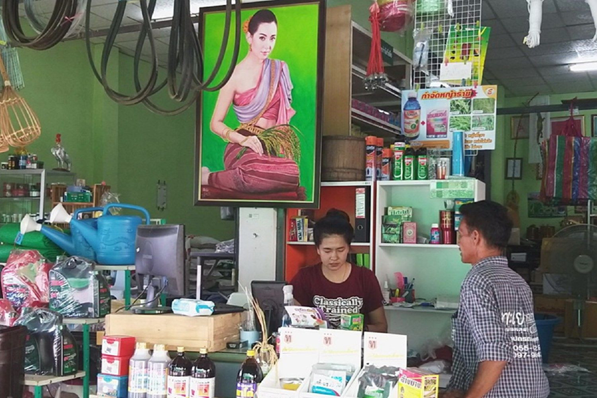ฮือฮาภาพ"พระแม่เบลล่า"ถือรวงข้าวปลุกเสกแขวนหน้าร้านค้าขายรุ่งเรือง ฮือฮาภาพ"พระแม่เบลล่า"ถือรวงข้าวปลุกเสกแขวนหน้าร้านค้าขายรุ่งเรือง