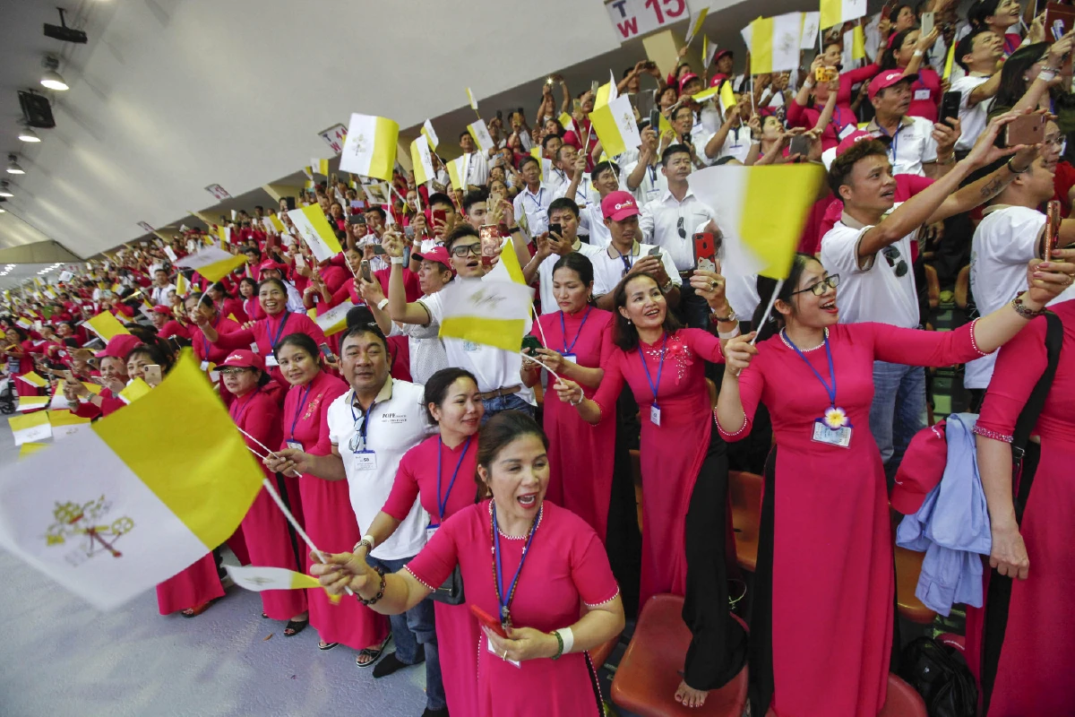 "โป๊ปฟรานซิส"ประกอบพิธีมิสซาประชาชนร่วมพิธีแน่นสนามศุภฯ