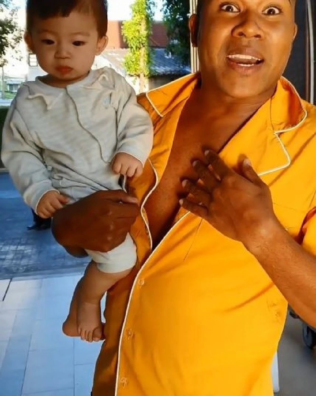 รัศมีแข ตกใจสุดขีดอุ้ม น้องปกป้อง หนีแผ่นดินไหวทิ้ง ดีเจต้นหอม ไว้ในห้อง (คลิป)