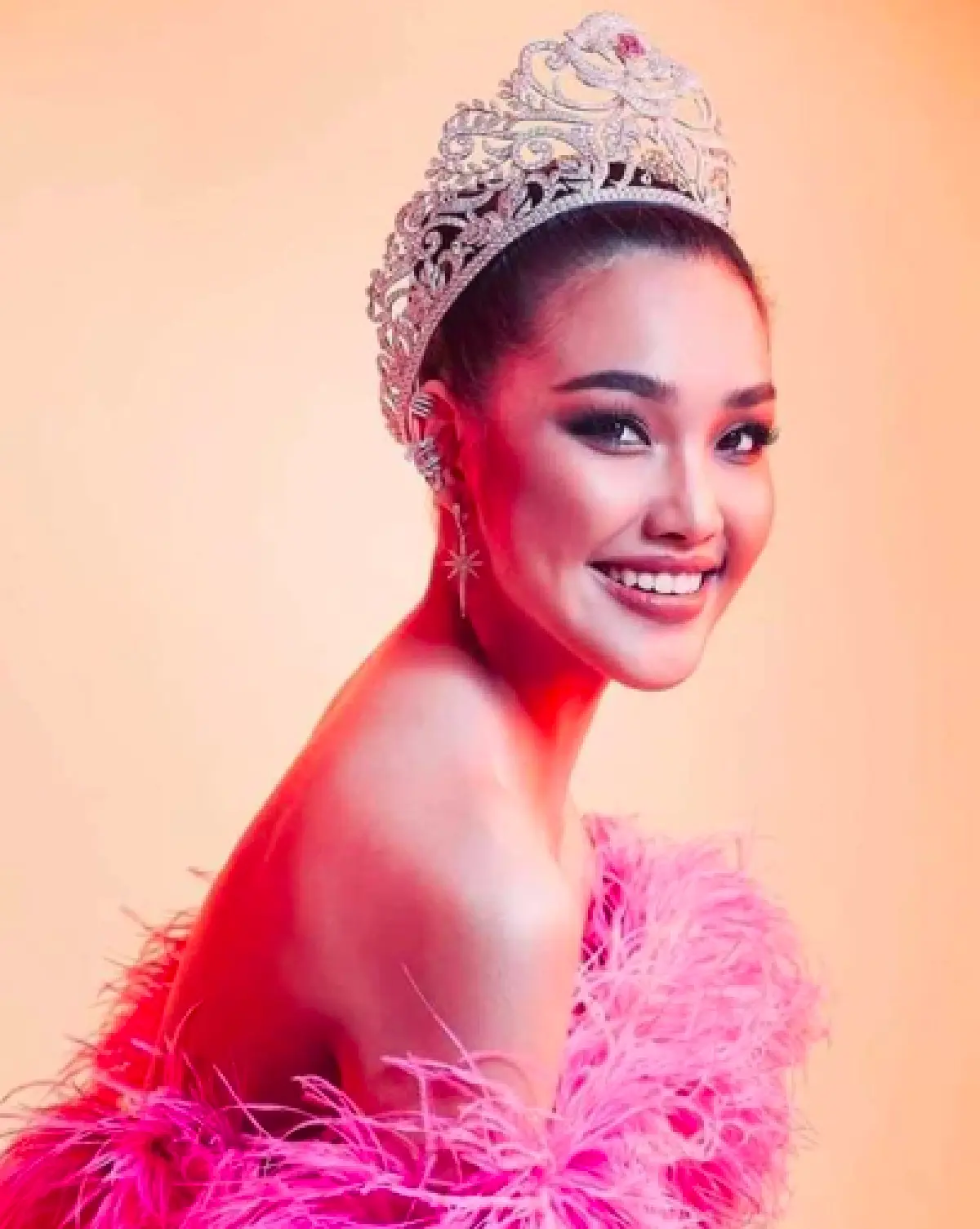 “เกรซ” เจอชายแปลกหน้าบุกเข้าห้องพักที่ลอนดอน  หลังบินไปประกวด “Miss World 2019"