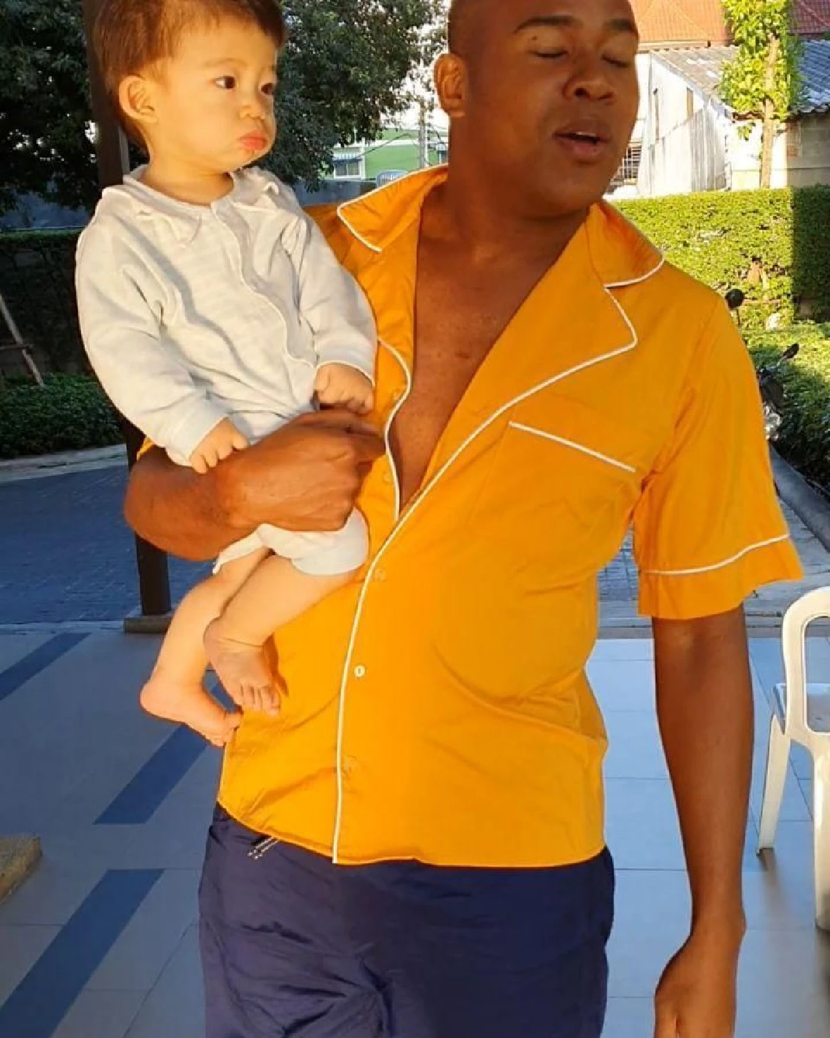 รัศมีแข ตกใจสุดขีดอุ้ม น้องปกป้อง หนีแผ่นดินไหวทิ้ง ดีเจต้นหอม ไว้ในห้อง (คลิป)