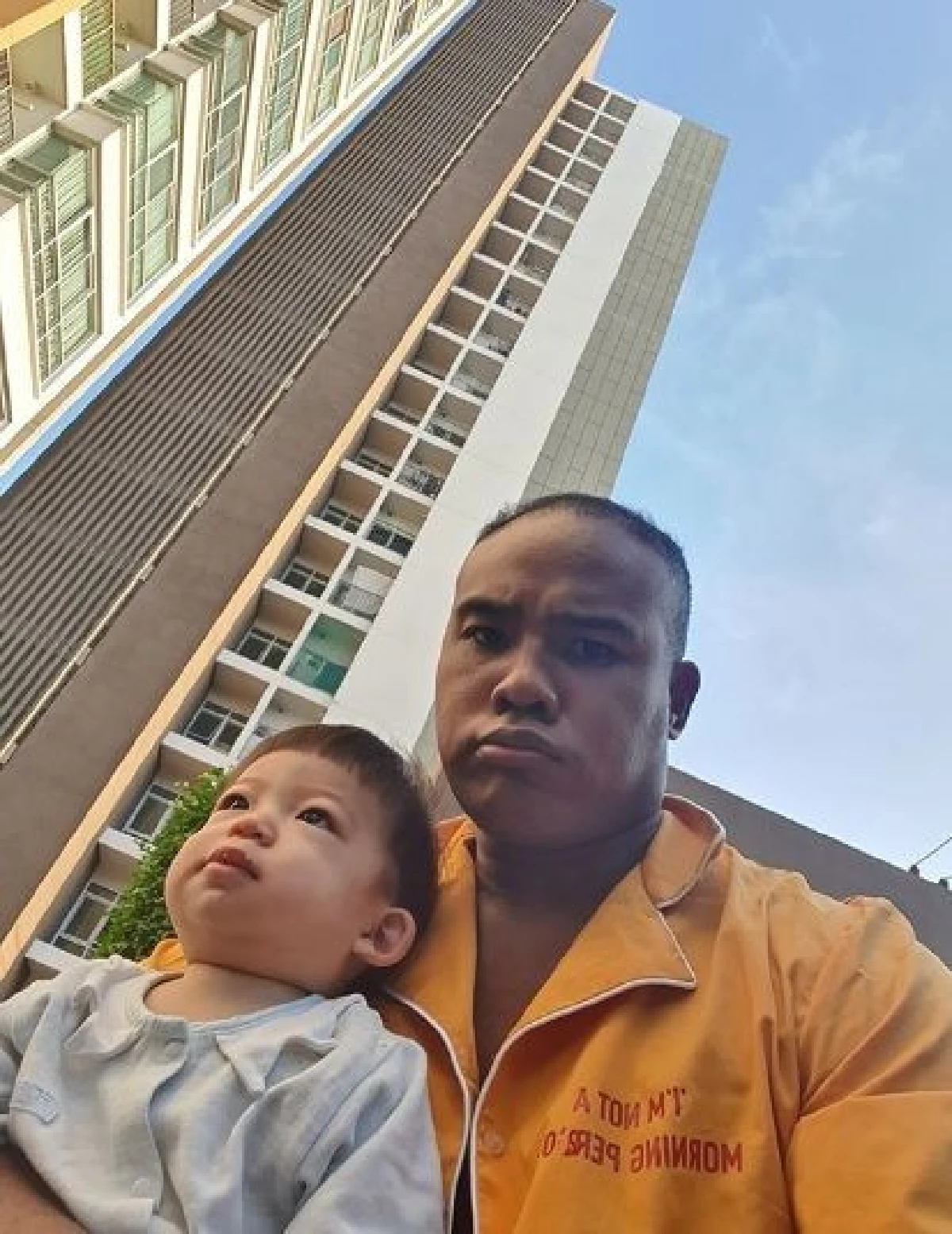 รัศมีแข ตกใจสุดขีดอุ้ม น้องปกป้อง หนีแผ่นดินไหวทิ้ง ดีเจต้นหอม ไว้ในห้อง (คลิป)