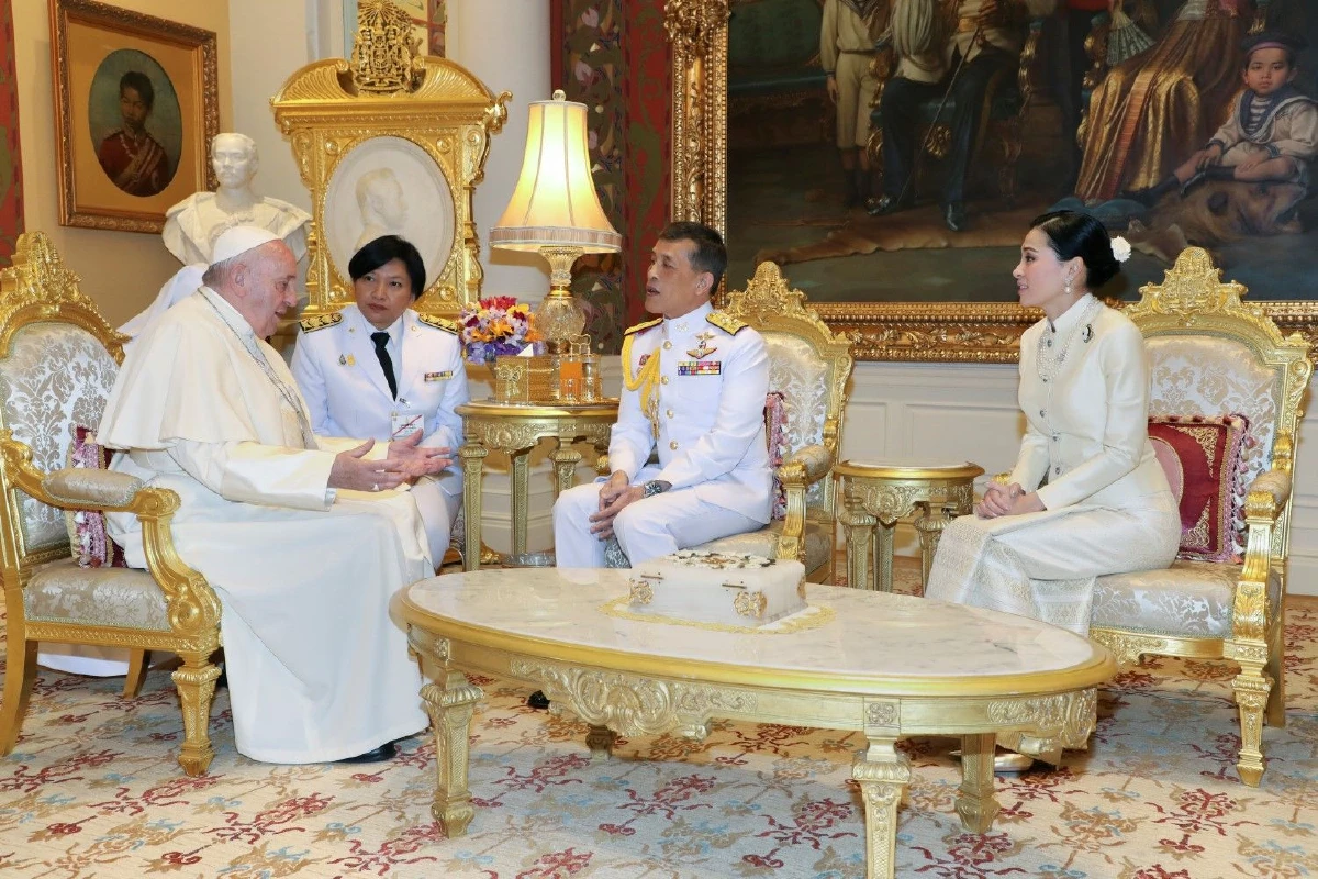 "โป๊ปฟรานซิส"เข้าเฝ้า "ในหลวง-พระราชินี" ทรงแลกเปลี่ยนของขวัญระหว่างกัน