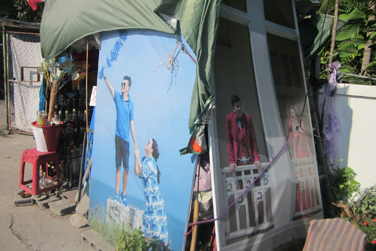 สามีภรรยาโกรธไม่ลง! คุณยายนำรูปงานแต่งเป็นฝาบ้าน