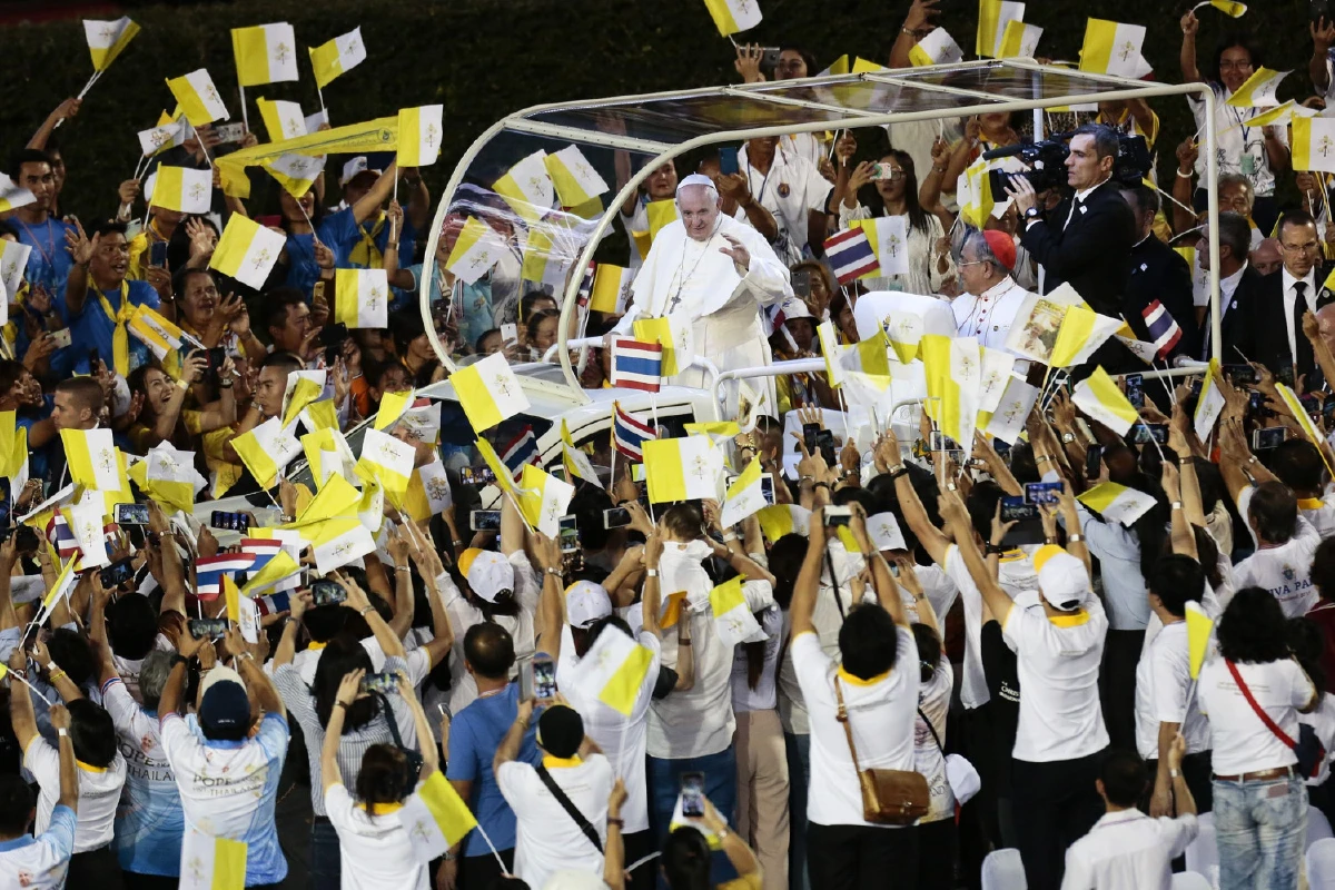 "โป๊ปฟรานซิส"ประกอบพิธีมิสซาประชาชนร่วมพิธีแน่นสนามศุภฯ