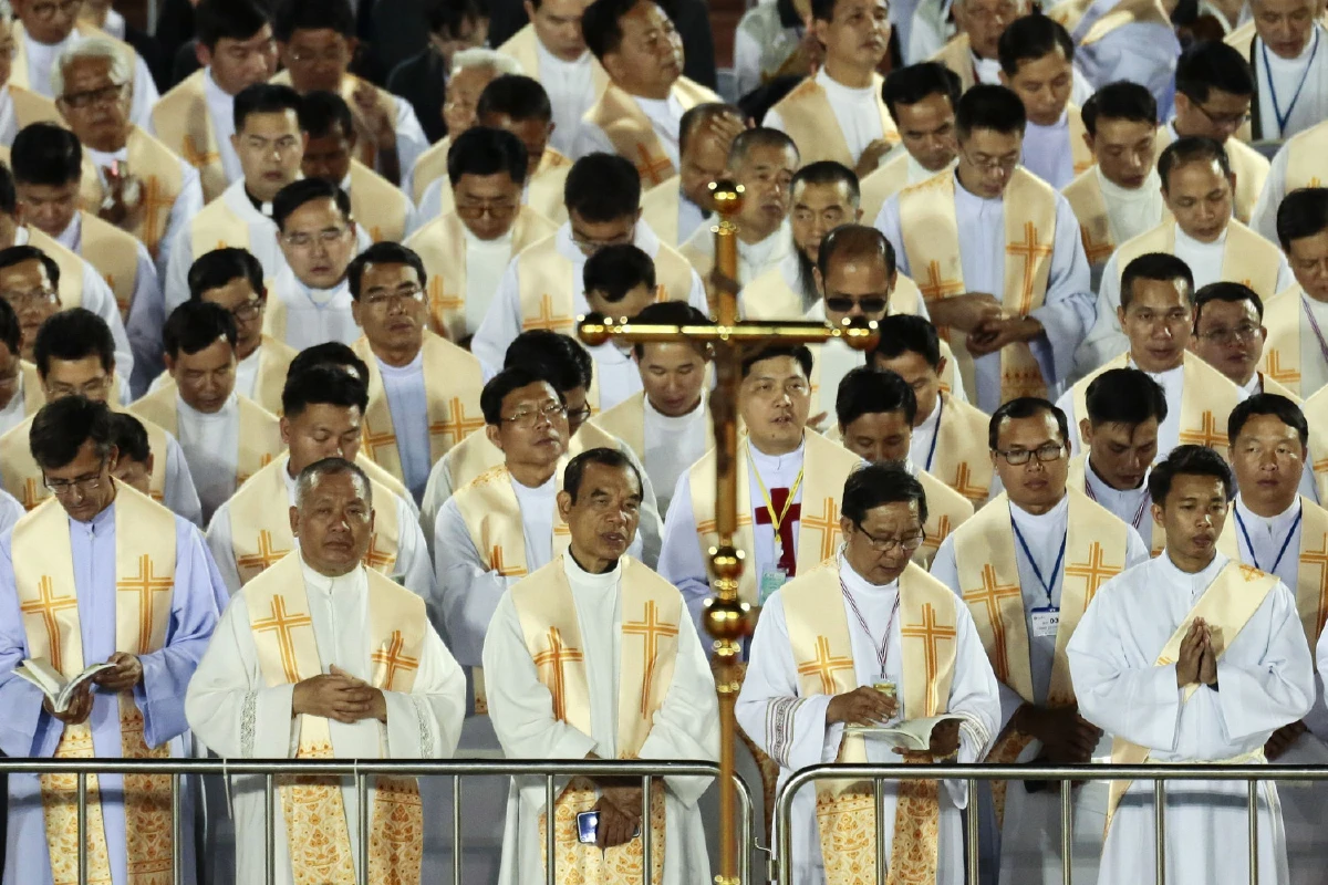 "โป๊ปฟรานซิส"ประกอบพิธีมิสซาประชาชนร่วมพิธีแน่นสนามศุภฯ
